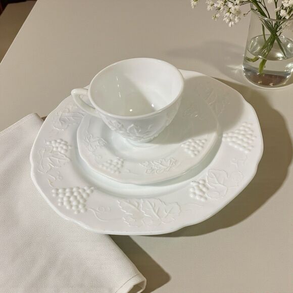 Indiana Colony Harvest grape milk glass Dinner Plate Saucer And Cup Vintage Set - Picture 1 of 9